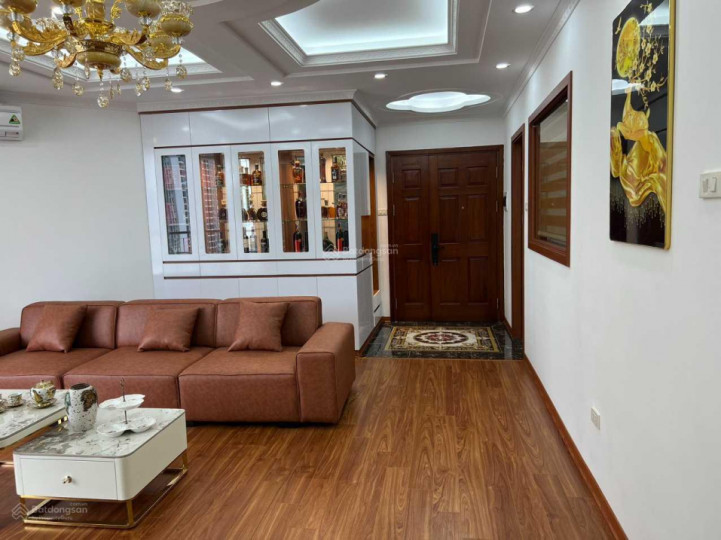 Bán chung cư 173 Xuân Thủy, 109m, 3PN,nội thất cơ bản, tầng đẹp giá 5,2 tỷ